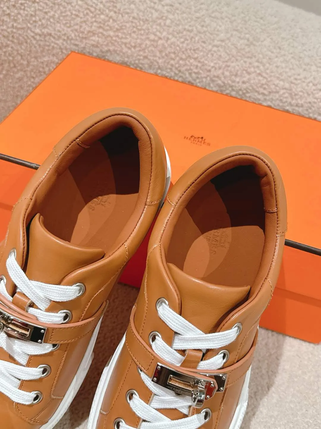 👟👟Ex-factory price 600👟👟Hermes top version couple model Epsom calfskin and calfskin loafer style lace-up sneakers, with functional rose gold-plated Kelly shoe buckles. Create a stylish urban look. Fabric: Specific cowhide/canvas material Lining: Sheepskin lining Outsole: Original molded TPU outsole Size: 35-45